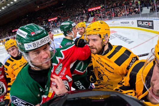 Linjedomare Gustav Jonsson mellan Frölundas Christian