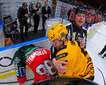 Linjedomare Daniel Persson försöker sära på Frölundas