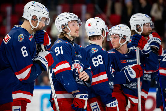 Linus Rosdahl and players of Vålerenga look dejected