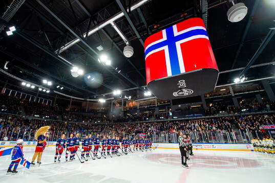 Players of Vålerenga line up
