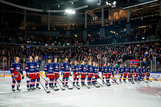 Players of Vålerenga line up
