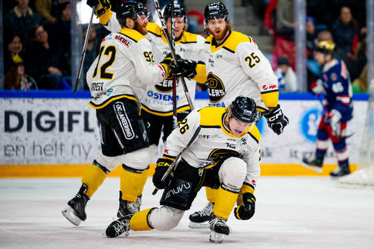 Patrick Rørbu Elvsveen of Stavanger Oilers celebrates