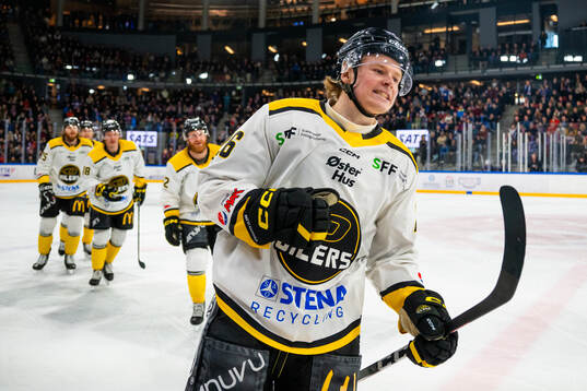 Patrick Rørbu Elvsveen of Stavanger Oilers celebrates