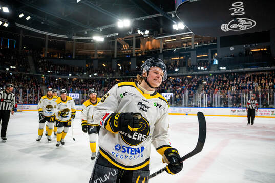 Patrick Rørbu Elvsveen of Stavanger Oilers celebrates