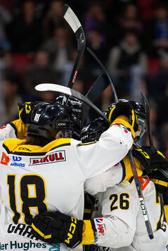 Martin Gran and players of Stavanger Oilers celebrates