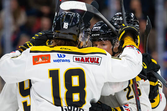 Patrick Rørbu Elvsveen of Stavanger Oilers celebrates with