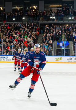 Thomas Olsen of Vålerenga celebrates