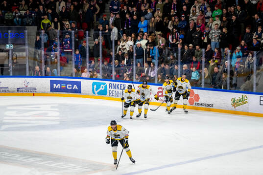 Anthony Salinitri of Stavanger Oilers celebrates