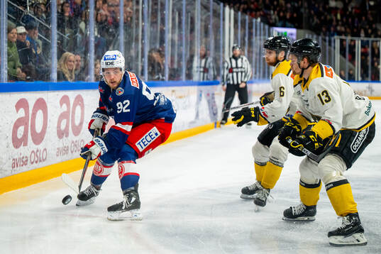 Alex Dostie of Vålerenga and Sondre Bjerke of Stavanger