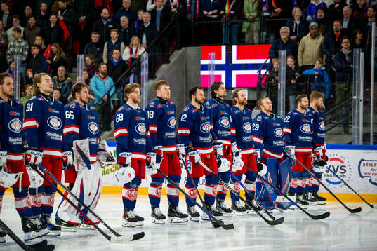 Sander Thoresen, Thomas Olsen, Mark Auk and players of