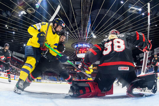 Thea Johansson of Sweden and Jocelyne Larocque of Canada