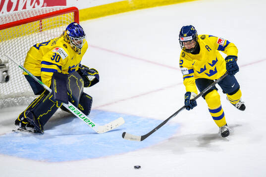 Goaltender Emma Söderberg and Maja Nylén Persson of Sweden