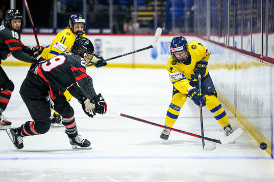 Marie-Philip Poulin of Canada and Linnéa Andersson of
