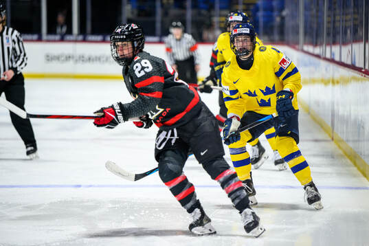 Marie-Philip Poulin of Canada and Linnéa Andersson of