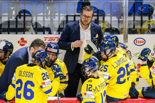 Assistant coach Dennis Bozic of Sweden