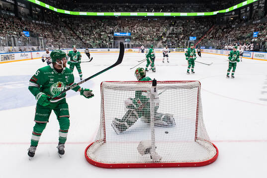 Rögles Ludvig Claesson och målvakt Christoffer Rifalk