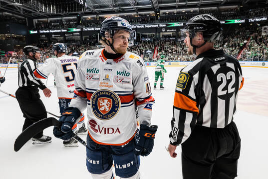 Växjös Ludvig Nilsson och Domare Andreas Harnebring