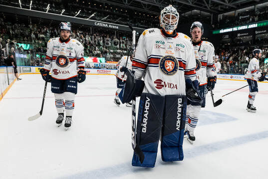 Växjös Keegan Lowe, målvakt Emil Larmi och Joel Persson