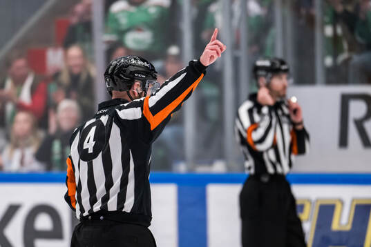 Domare Marcus Linde delar ut matchstraff till Växjös Eric