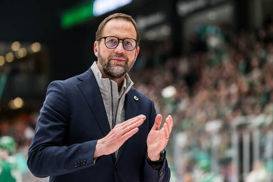 Rögles tränare Roger Hansson jublar
