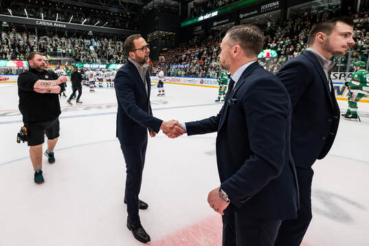 Rögles tränare Roger Hansson och Växjös assisterande