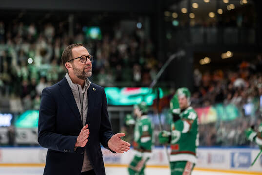 Rögles tränare Roger Hansson jublar