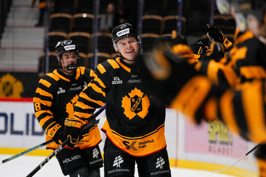 Skellefteås Oskar Vuollet gör 2-1 på Örebros målvakt