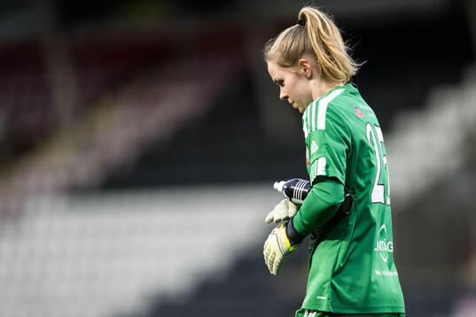 Lidköpings målvakt Nadine Allard deppar