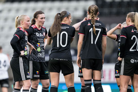 Lidköpings Linnea Strömberg och Ella Björkman deppar