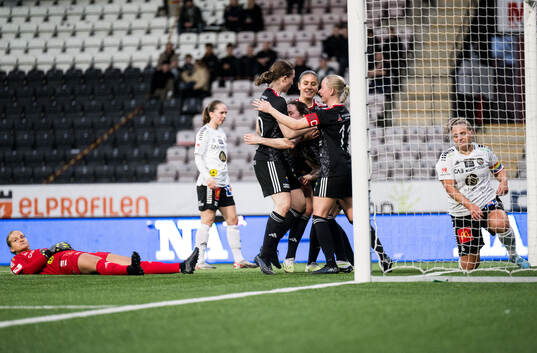 Örebros målvakt Ellen Portugués, Emelie Alfredsson och