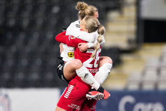 Örebros Olivia Stråle och målvakt Ellen Portugués jublar