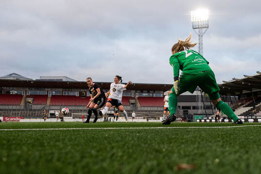 Lidköpings Emma Gabrielsson och målvakt Nadine Allard mot