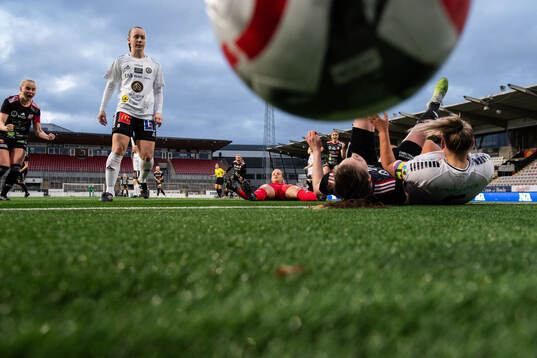Lidköpings Linnea Strömberg och Ida Ahlbom jublar medan