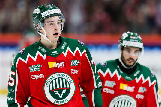Frölundas David Edstrom och Jayden Halbgewachs deppar