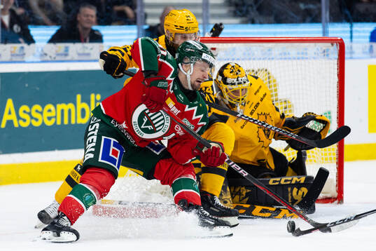 Frölundas Nicklas Lasu och Skellefteås målvakt Gustaf