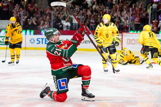 Frölundas Jere Innala jublar