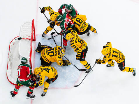 Frölundas Henrik Tömmernes sparkar pucken in i