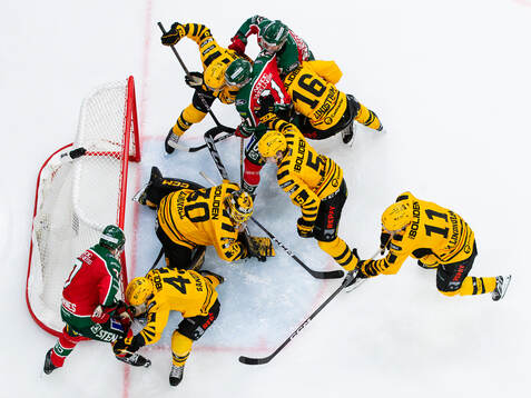 Frölundas Henrik Tömmernes sparkar pucken in i