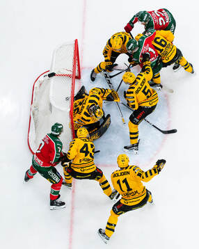 Frölundas Henrik Tömmernes sparkar pucken in i