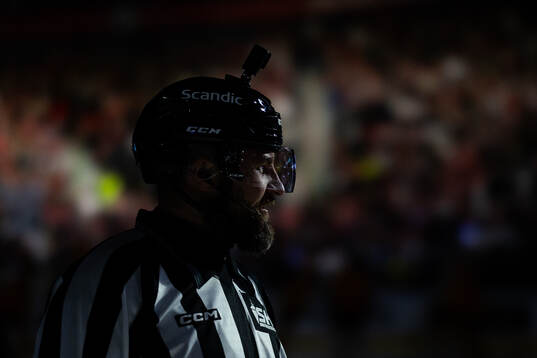 Linjedomare Emil Yletyinen innan semifinal fyra i SHL