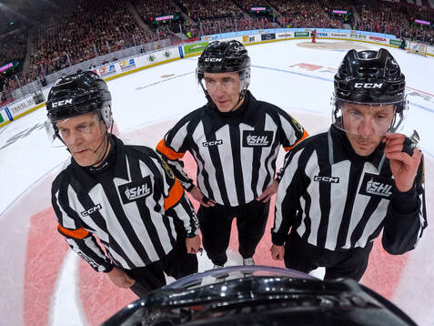 Domare Mikael Nord, domare Linus Öhlund och linjedomare