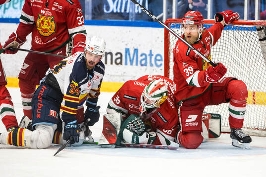 Djurgårdens Daniel Brodin och Moras målvakt Waltteri