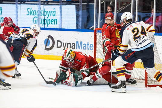 Djurgårdens Daniel Brodin och Moras målvakt Waltteri