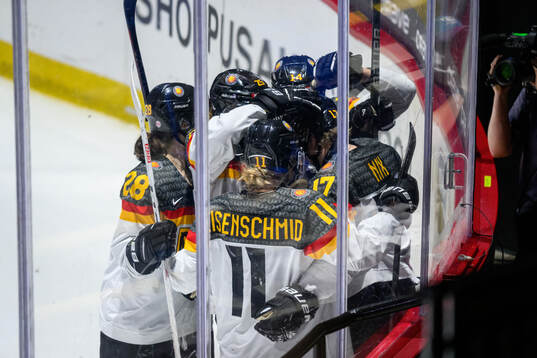 Emelie Nix of Germany celebrates with teammates