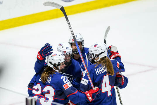 Hannah Bilka of USA celebrates with teammates