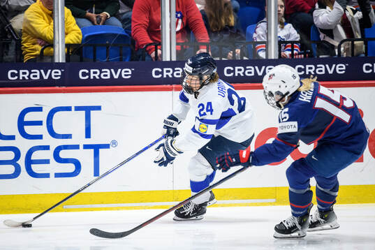 Viivi Vainikka of Finland and Savannah Harmon of USA