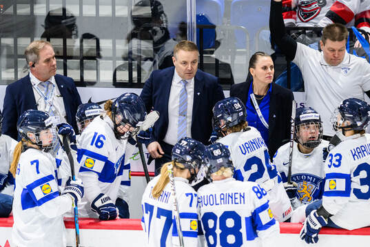 Head coach Juusu Toivola and players of Finland