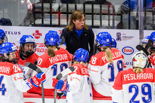 Head coach Carla MacLeod of Czech Republic