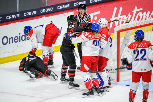 Marie-Philip Poulin of Canada and Noemi Neubauerova of