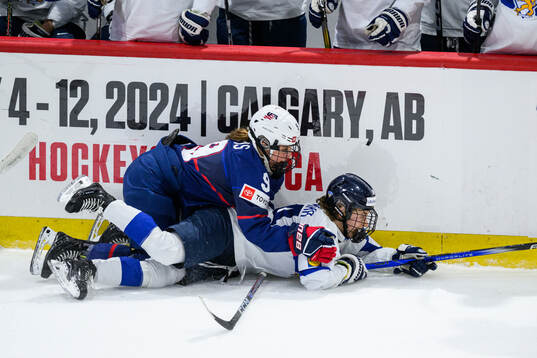 Kirsten Simms of USA and Viivi Vainikka of Finland